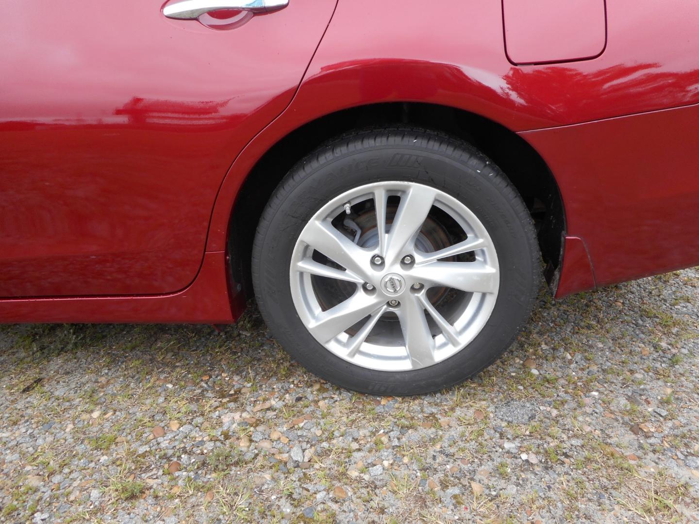 2015 Red Nissan Altima 2.5 S (1N4AL3AP0FC) with an 2.5L L4 DOHC 16V engine, Continuously Variable Transmission transmission, located at 2553 Airline Blvd, Portsmouth, VA, 23701, (757) 488-8331, 36.813889, -76.357597 - Photo#8